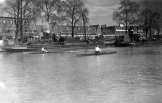 811660 Afbeelding van roeiwedstrijd dames skif met een boot van de roeivereniging Viking in het Merwedekanaal te ...